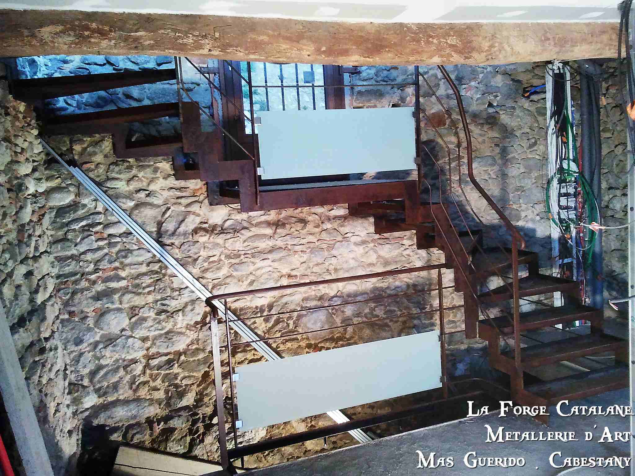 Garde corps soubassement vitre opalescent forge catalane 3.jpg